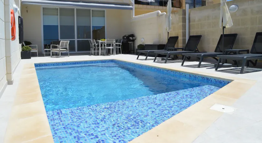 Muy bien acabado 3 dormitorios dúplex con piscina privada y vista al campo / al mar - Image 1