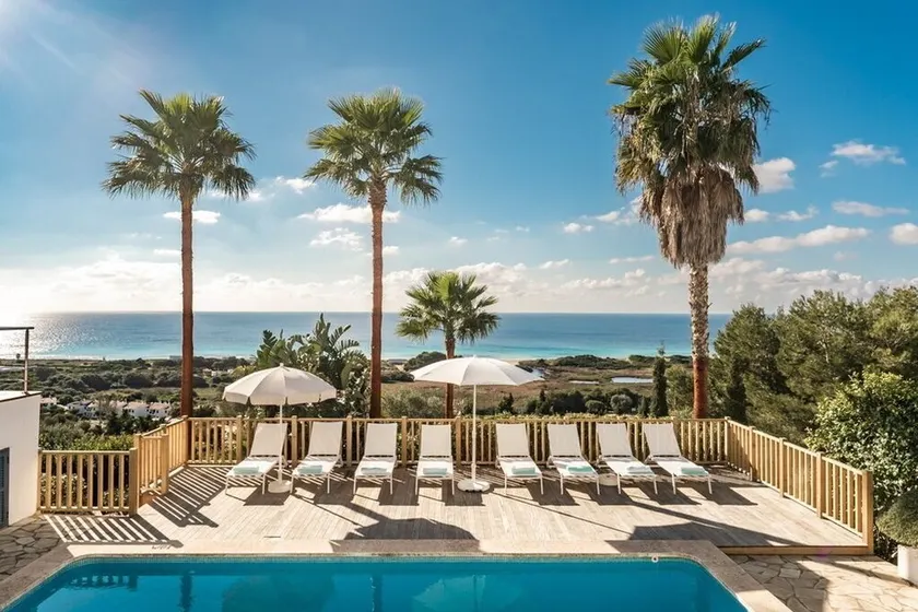 Charmante Villa mit Panoramablick auf den Strand von Son Bou - Image 1