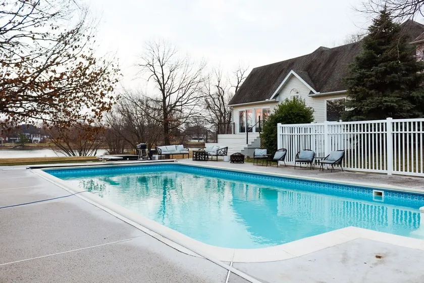Lake Front, Heated Pool Year-Round - Image 1