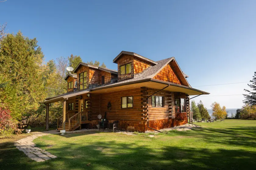 Authentic & Stunning,  Rustic Log House located on 28 acres with private road - Image 1