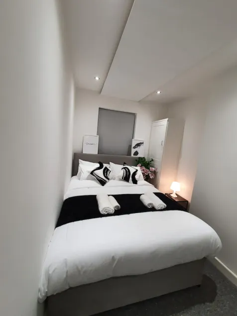 “Family-Friendly Fun: Spacious Home Near Top Attractions” - Image 1