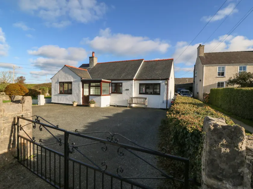 PENLLWYN, pet friendly, with open fire in Beaumaris - Image 1