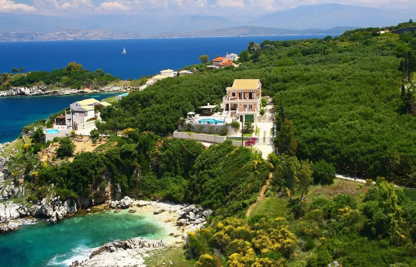 4 bedroom beach front Luxury Villa - Image 1