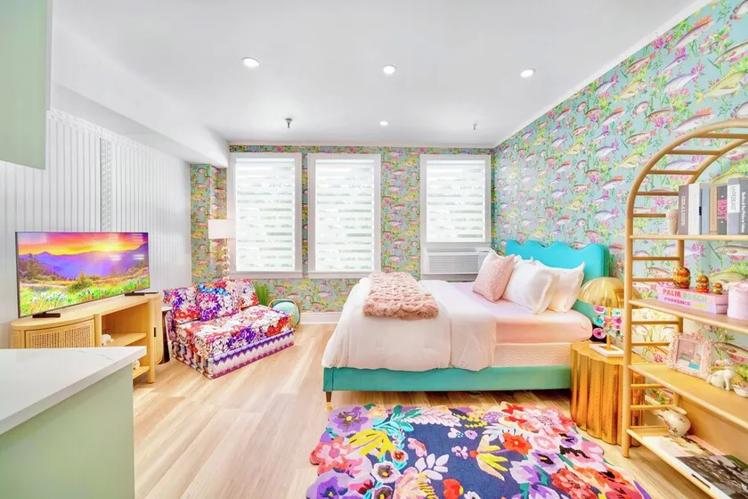King Bed Mermaid  Suite , free parking, heart of Palm Beach - Image 1