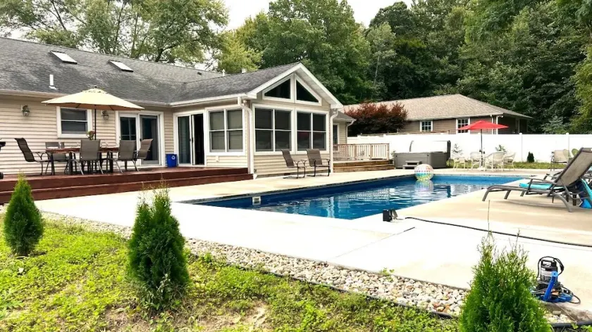 4 bedrms and 3 bathrms. Pool & Hot tub, Firepit, short drive to town & beach - Image 1