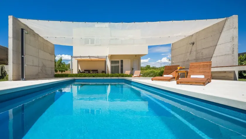 Em seu próprio lote grande (1. 100 m²), a casa tem sua própria piscina grande (30 m²), localizada na zona rural entre colinas verdes tranquilas e idílicas. Aqui voc�� pode relaxar e curtir a natureza. - Image 1