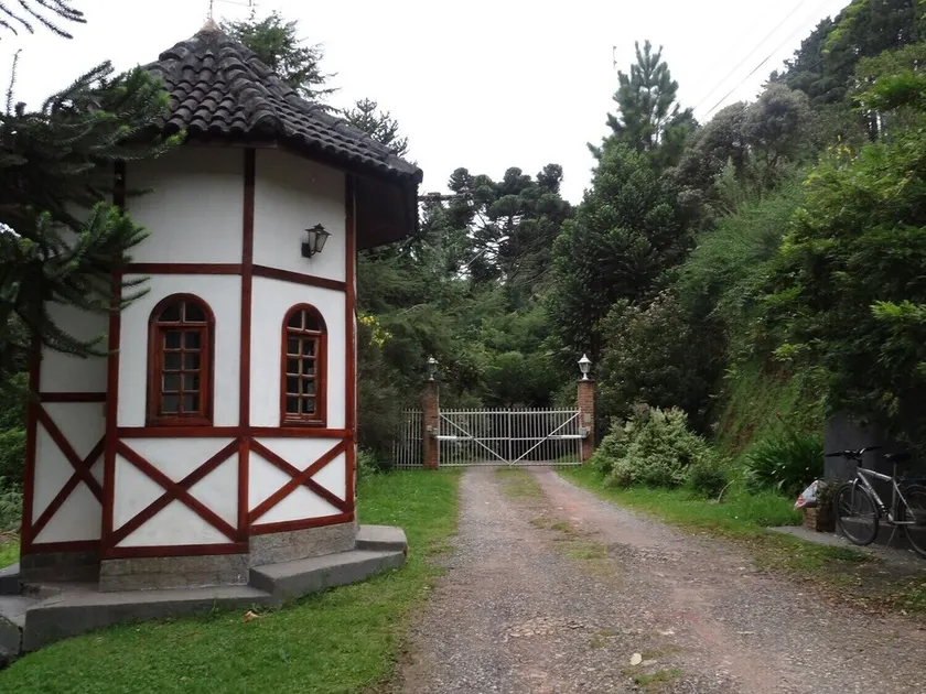 Casa em Condomínio Fechado a 1,2 km do Famoso Baden Baden. - Image 1