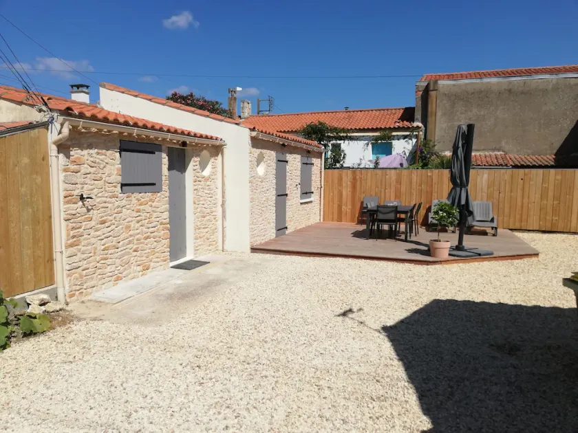 Fully renovated 100m2 fisherman's cottage 200m from the port of La Cotinière - Image 1