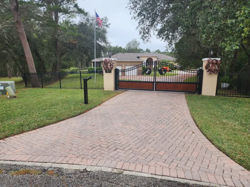 Beautiful 2Bed,2Bath,2Car Garage Stunning Cul-de-sac property on 2 acres Estate - Image 1