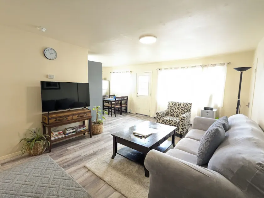 Centrally Located 2BR: Mins to Airport, Full Kitchen, WiFi & On-Site Laundry. - Image 1