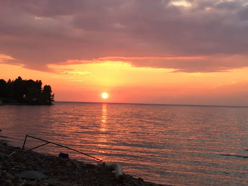 Lake Ontario, Sodus. Fantastiske solnedgange!  Nyligt opdateret adgang til vand, klippestrand. - Image 1
