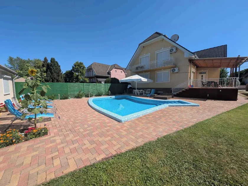 Holiday home with pool and internet - Image 1