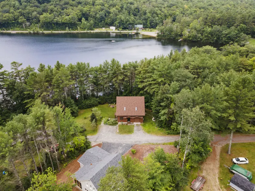 Private Lake Front House with Large Yard with Kayaks and Stand-up paddleboards! - Image 1