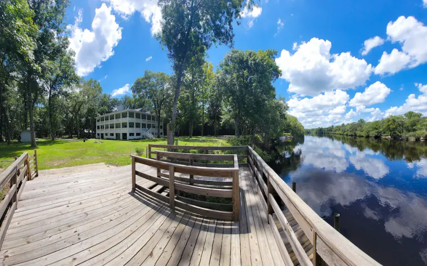 Peaceful property on the historic Suwannee River. - Image 1