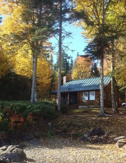 Capanna di tronchi sul lago accogliente e affascinante sul lago Cupsuptic (Rangeley, ME) - Image 1