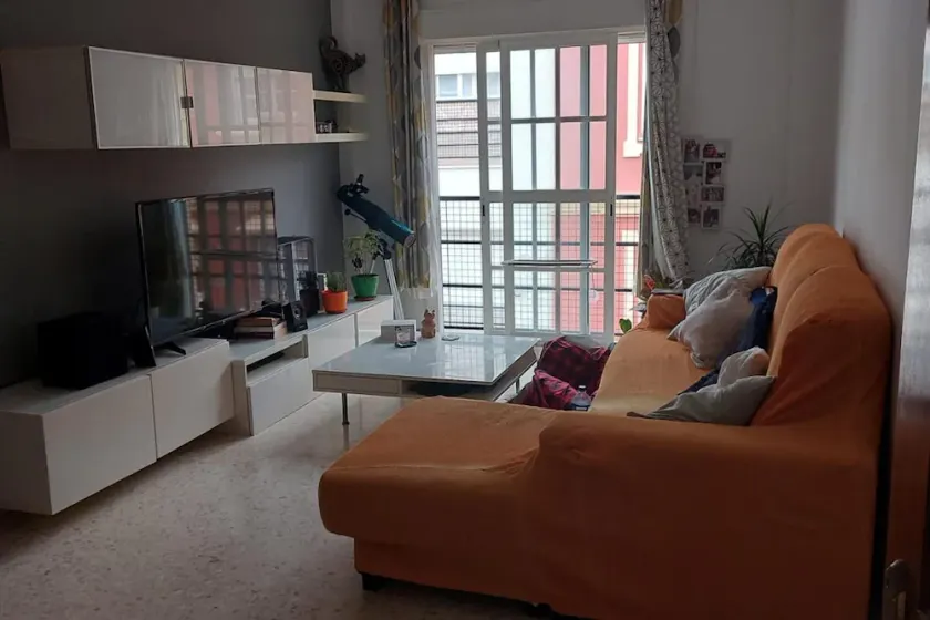 Beautiful 2-Bed Apartment next to Gibraltar - Image 1