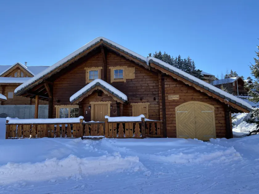 Chalet with 4 bedrooms, sleeps 12 to 14, close to the snow front - Image 1