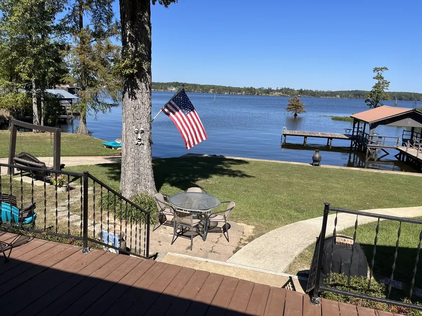 Small Families and Fishermen welcome! Boat ramp/fire pit/kayaks.  - Image 1
