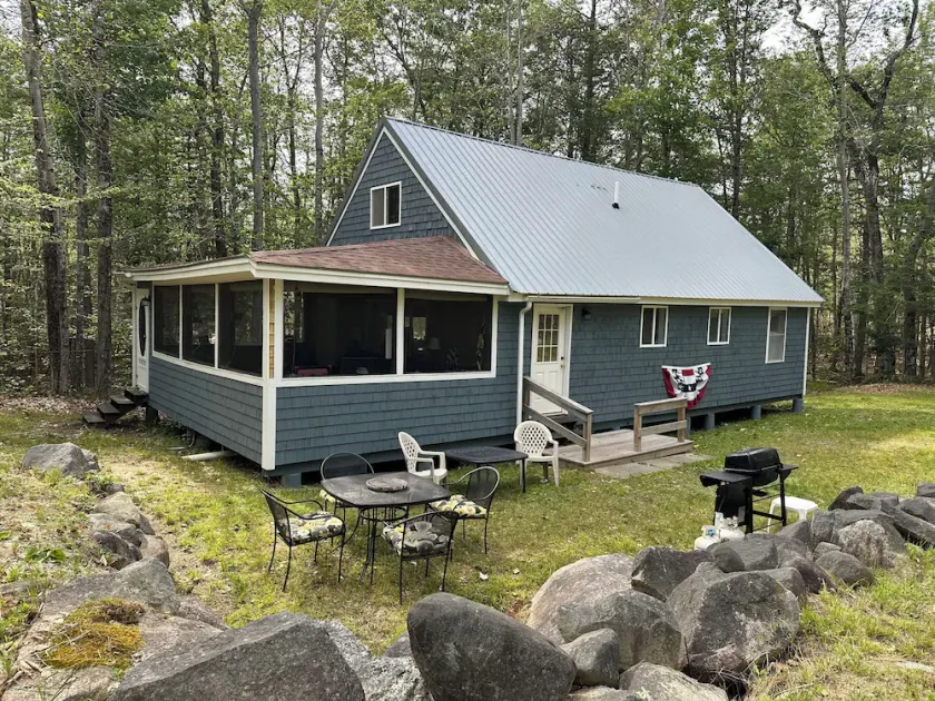 3Bd, 1 bath camp on Frye Island close to Beach 6 with screened-in porch! - Image 1