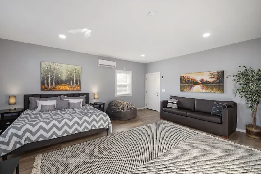 Gorgeous Huge Studio Condo with In Room Jacuzzi Tub - Image 1
