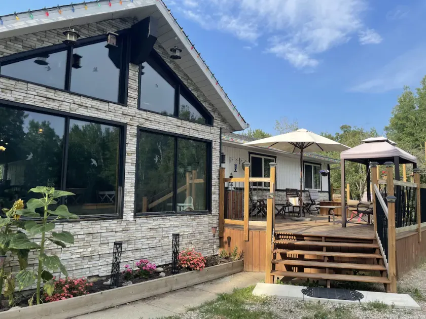 Spacious Chalet with hot tub 5 mins from beach -sleeps 14 - Image 1