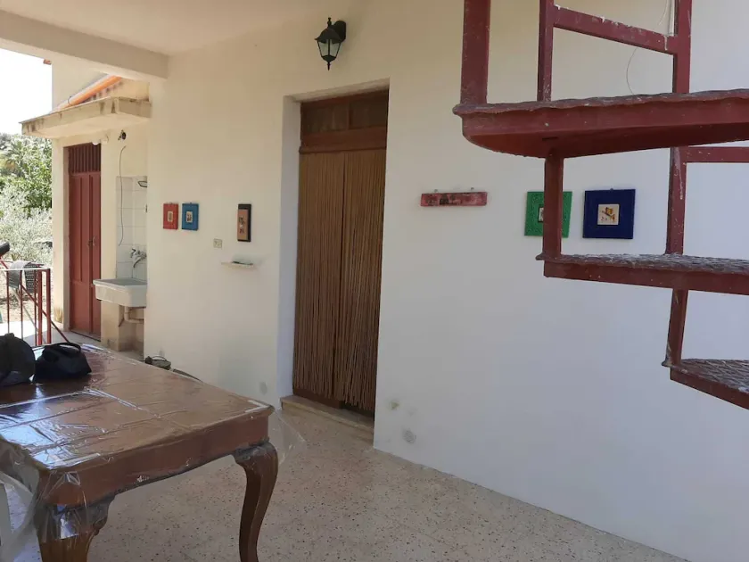 A SECLUDED VILLA JUST A FEW STEPS FROM THE COUNTRYSIDE, OFFERING RELAXATION AND OPPORTUNITIES. - Image 1