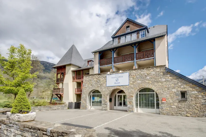 Family Stay with Nearby Gondola Access - Image 1
