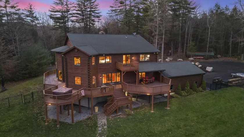 Stunning Retreat on 62 Acres, 7000 sq ft, Pool and Hot Tub - Image 1