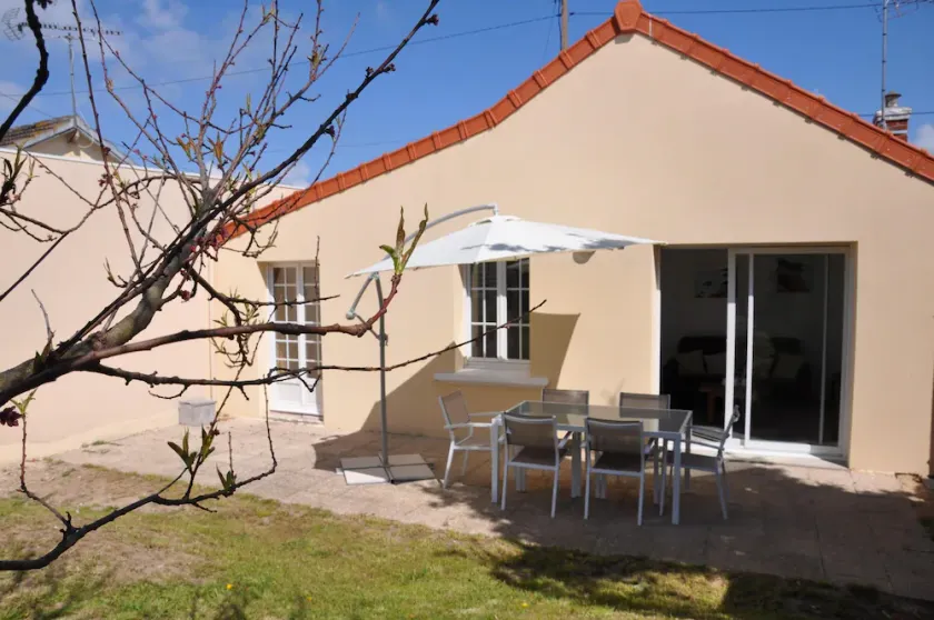 Pretty seaside house with terrace and south-facing garden. Rated 3* - Image 1