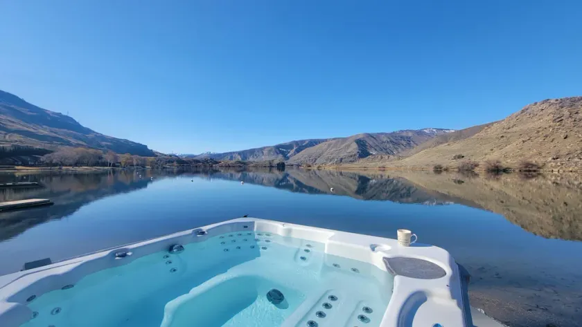 Beach Lakefront 14pp Hot Tub Boat Launch 20mi Leavenworth Chelan ski Mission - Image 1