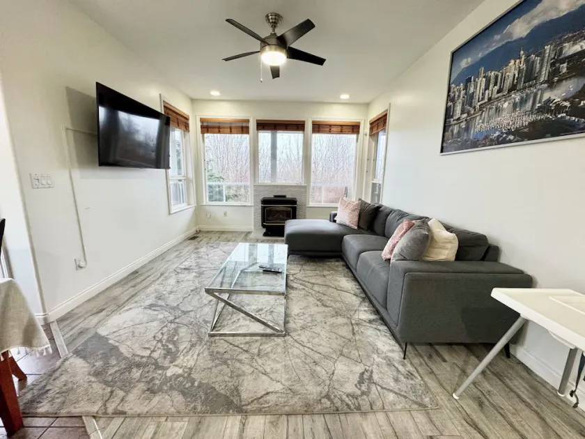 Spacious 3400 sq ft 6 bedroom Hatzic Mission Home - Image 1