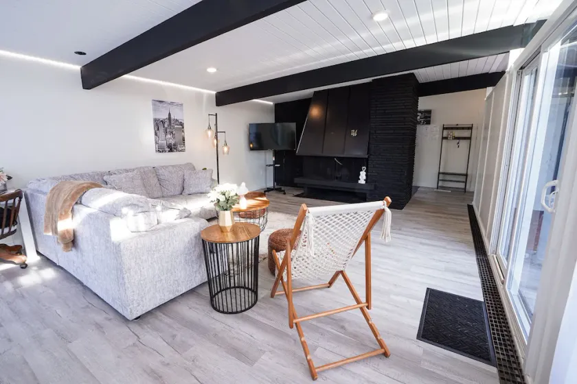 Modern Retro Haven near Downtown Sedro Woolley - Image 1