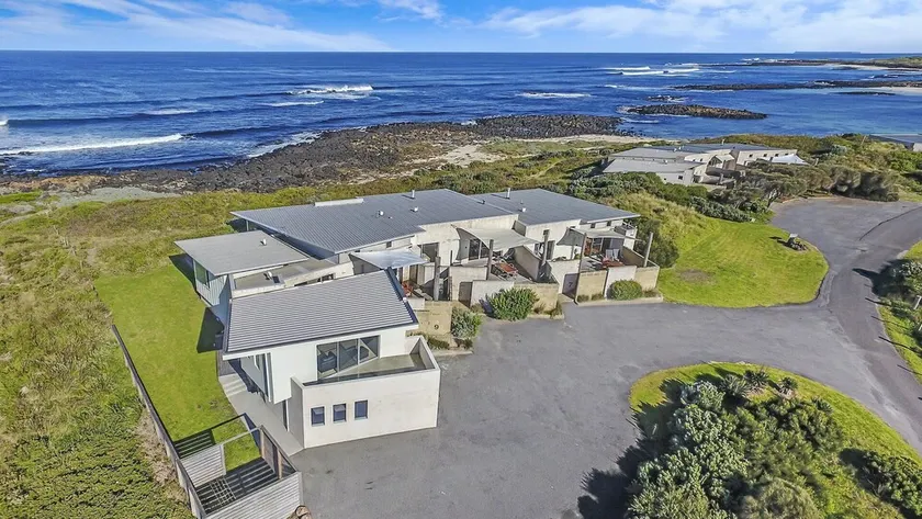 Hearns Beachside Villa 3 - Image 1