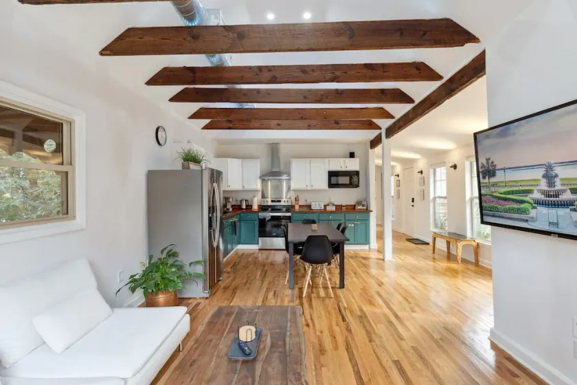 Oak House Charleston 2BR in downtown. Enjoy peacefulness, history & comfort. - Image 1
