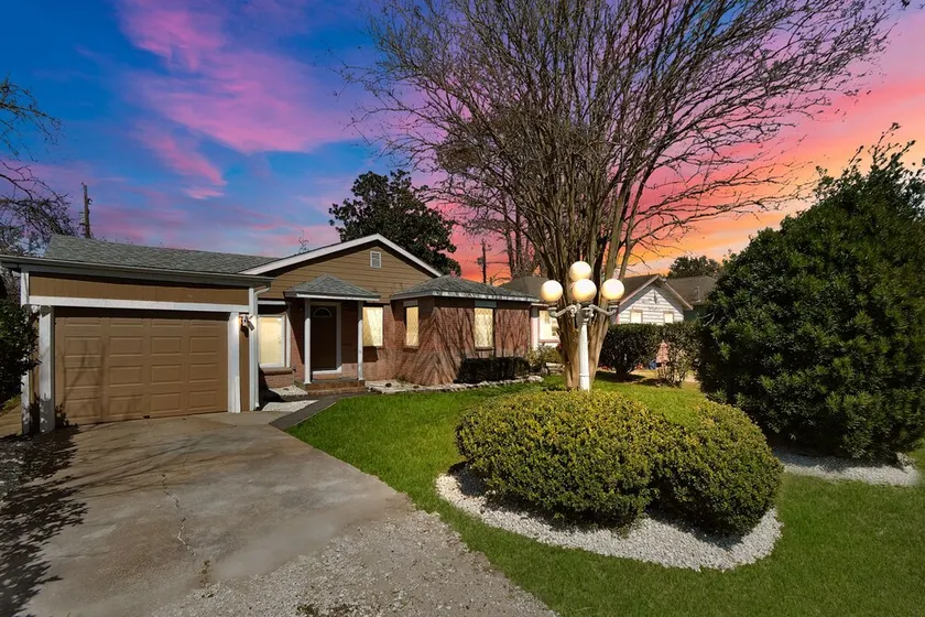 Spacious Home w/ King Bed - mid of Kemah and Galveston - Image 1