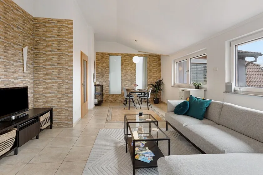 Moderno appartamento per vacanze con vista sul lago e balcone - Image 1