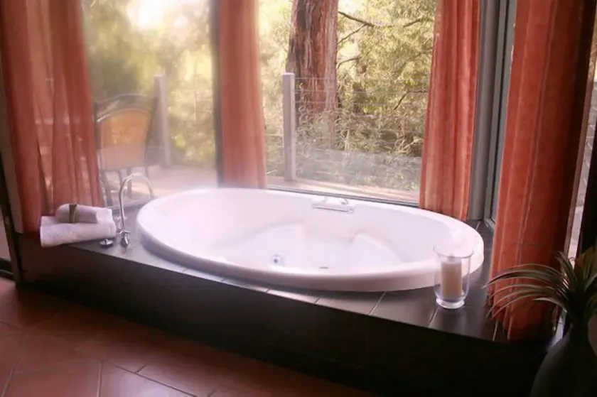 Heavenly Retreat - King bed, luxury spa, undercover parking! - Image 1