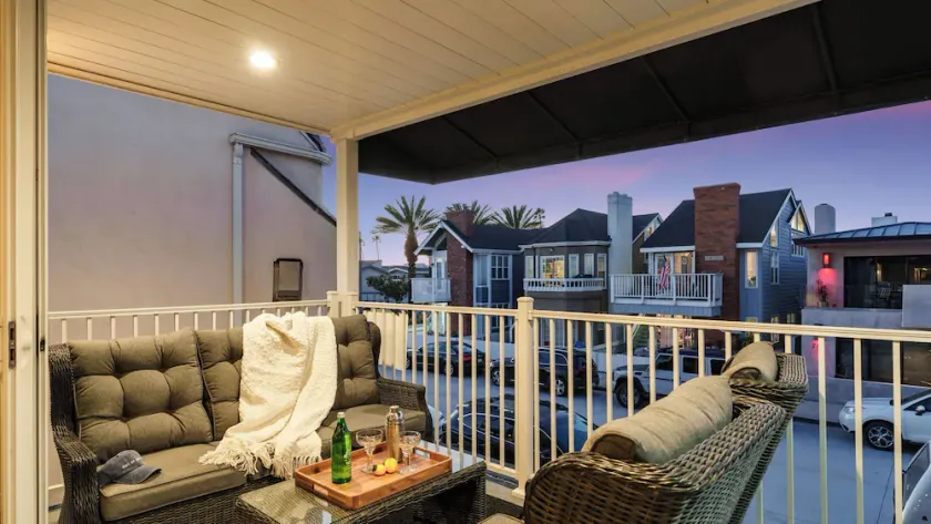 Seabright Sky by Avantstay Top-floor West Newport Retreat Balcony Near Beach + Cafes - Image 1