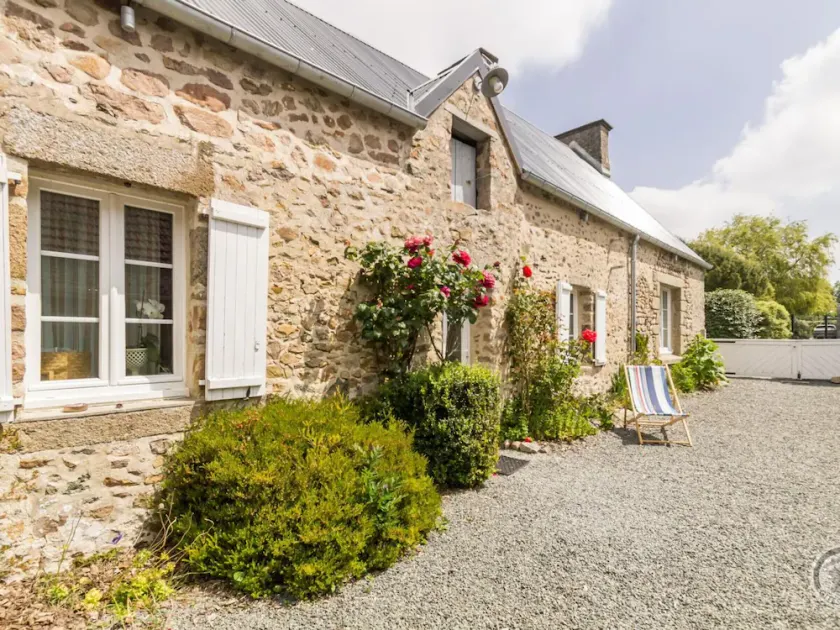 Detached house with a private garden in Gouville-sur-Mer - Image 1