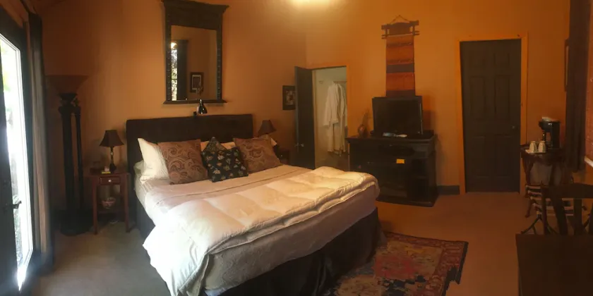 Garden Room 2 pp King Bed in the Carriage House very private - Image 1