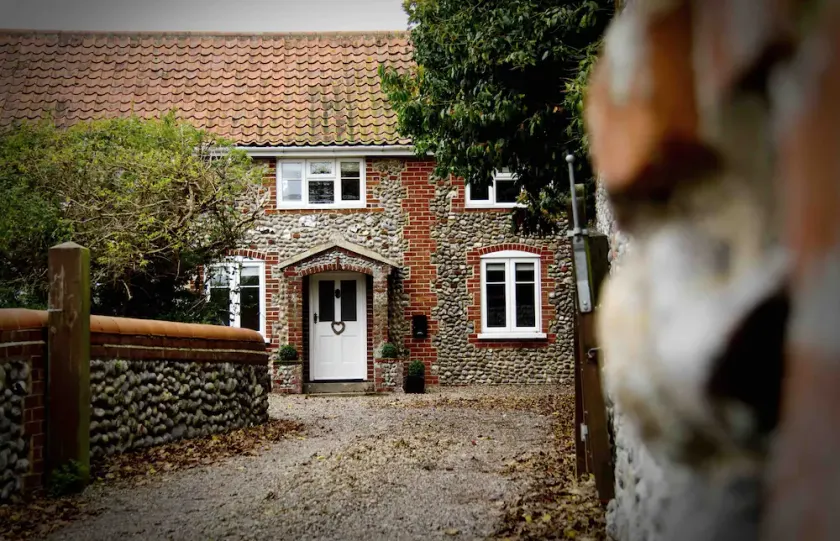 Luxury 4 bedroom North Norfolk cottage in lovely coastal village location - Image 1