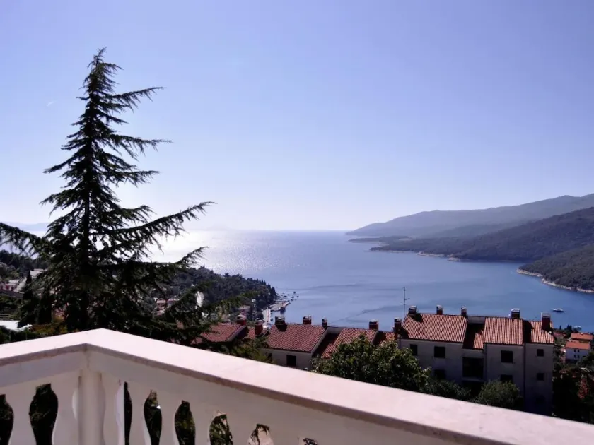 A cozy quiet oasis with spectacular views. - Image 1