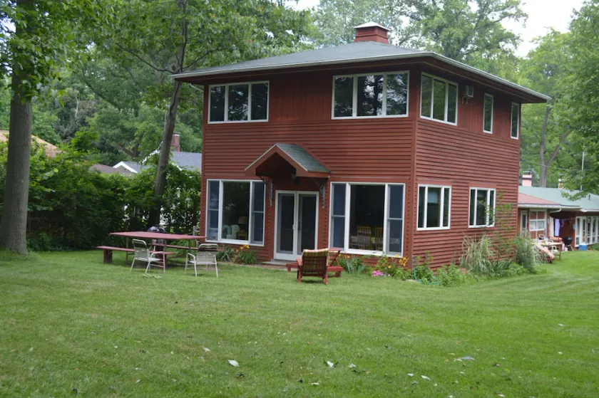 ** VÅRKORT!** (Se beskrivning) Uppdaterad Lake House med privat strand! - Image 1