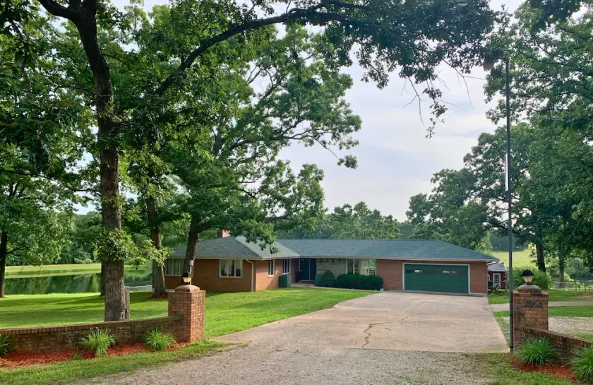 Leasburg Lakehouse vacation home & private stocked lake near Meramec River. - Image 1