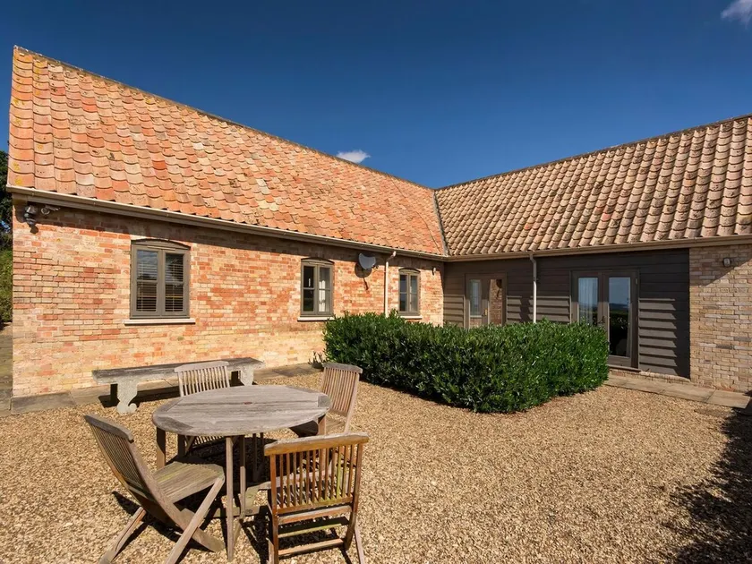 2 bedroom accommodation in Clopton, near Kettering - Image 1