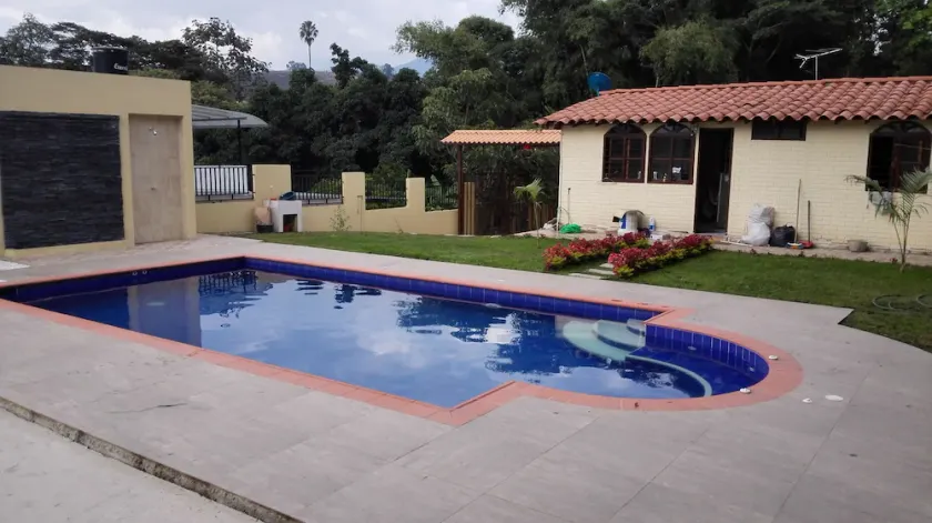 Beautiful Country House with Swimming Pool near Bogota - Image 1