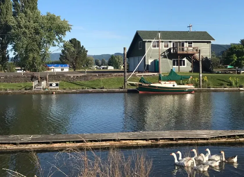 Vackra Nedre Columbia Hamlet On The Water - Image 1