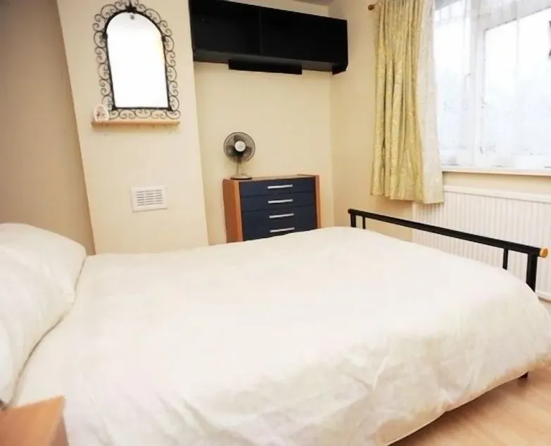 House - Sleeps 5, Private Garden & Free Parking - Image 1