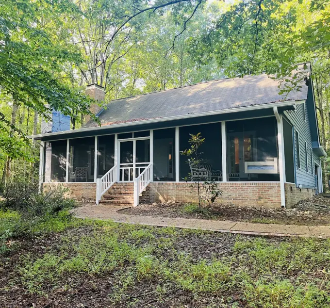 Charming 3 BR, 2 Bath cabin located in quiet Clifftops and close to Sewanee - Image 1
