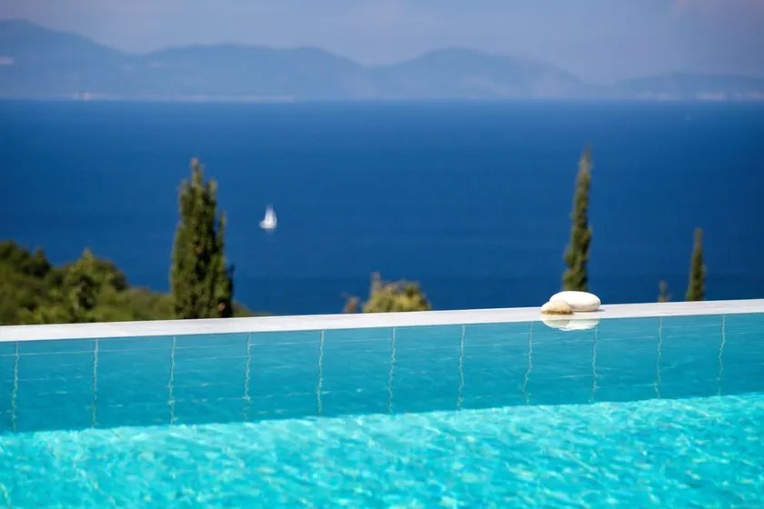Villa de luxe avec piscine à débordement privée, belle vue sur la mer, à 10 min à pied de Fiscardo - Image 1